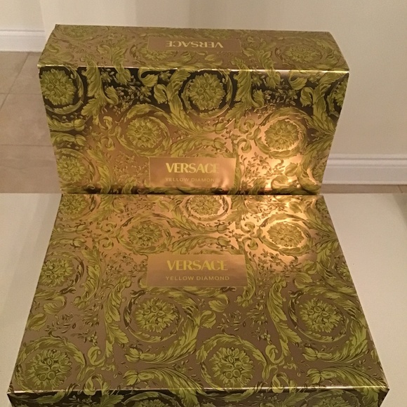 VERSACE Yellow Diamond 3pcs fragrance set with perfumed shower gel + body lotion - Picture 9 of 10